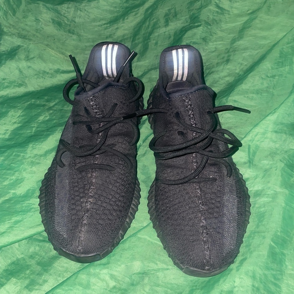 Yeezy Boost 350V2 Onyx Black size 10 men’s